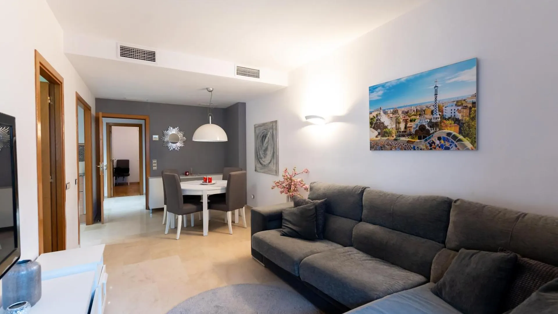 דירות ברצלונה Comfy Downtown + Private Terrace