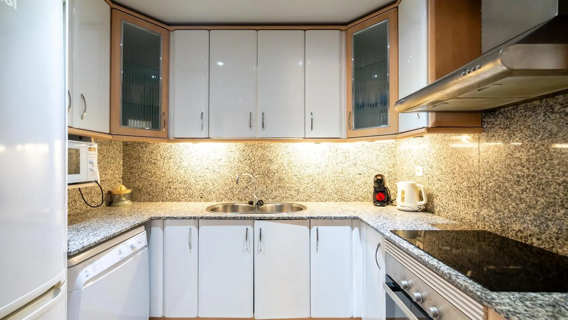 דירות ברצלונה Comfy Downtown + Private Terrace